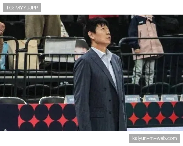 邱彪针对高大内线采用绕前包夹，以挡拆中投破解高度